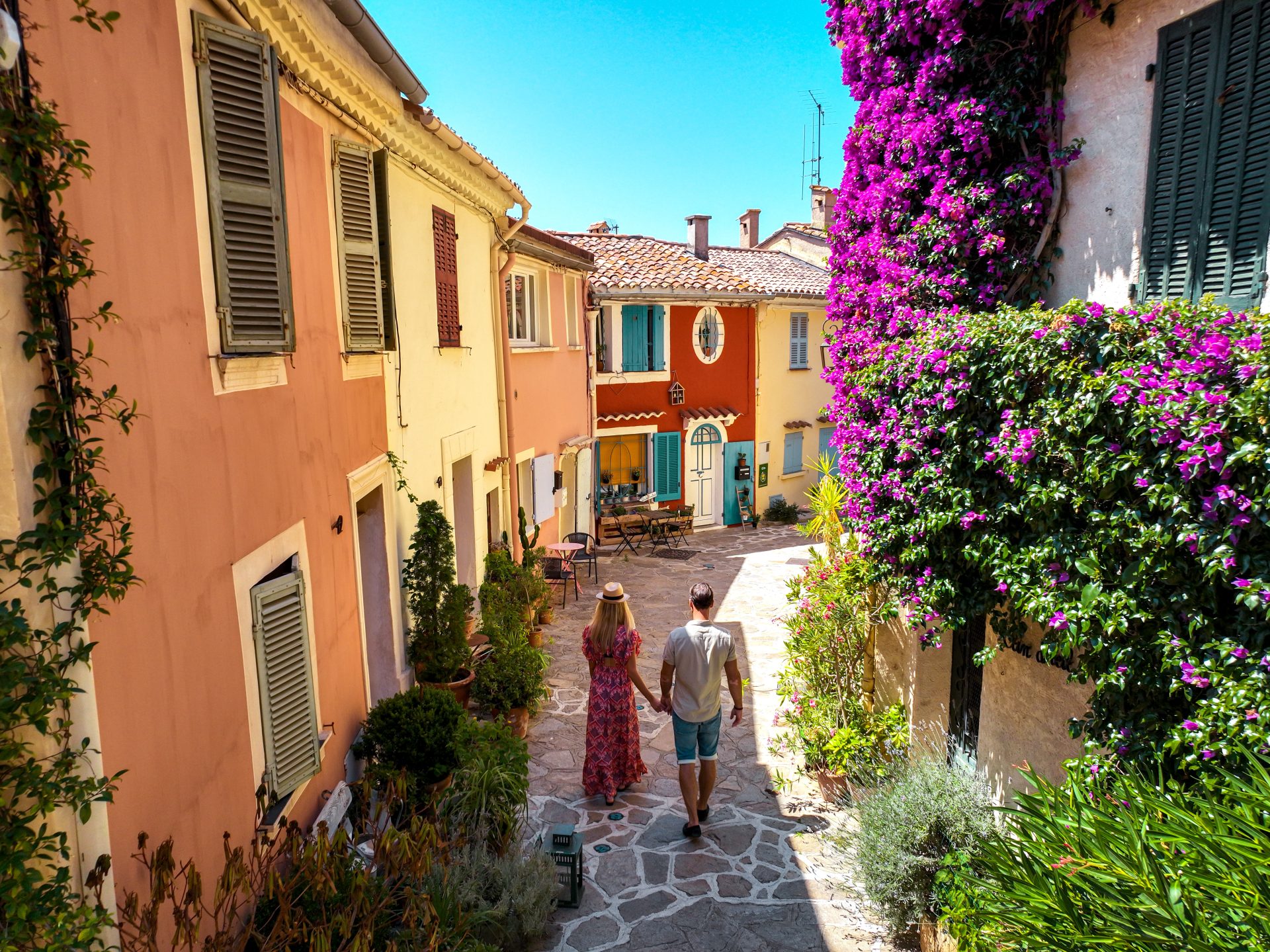 Couple se promenant dans le village de Bormes